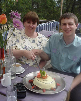 Q and Shaun try to cut the cake
